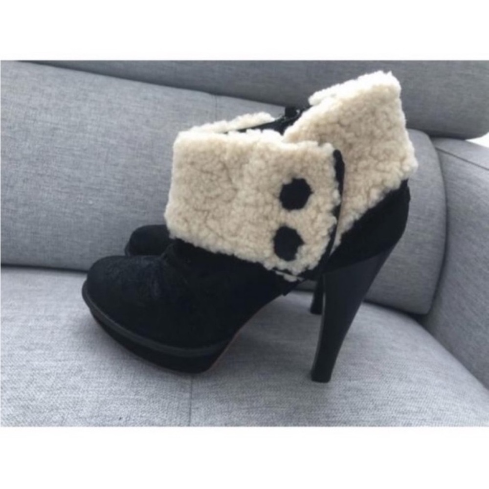 UGG Stylish Suede Black and Cream Heeled Ankle Boots sz 9 Worn Once